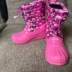 Totes Vibrant Pink Snowflake Boots
